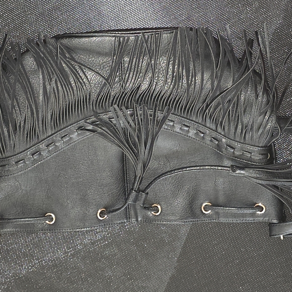 Fringed Black Bucket Bag - Picture 4 of 4